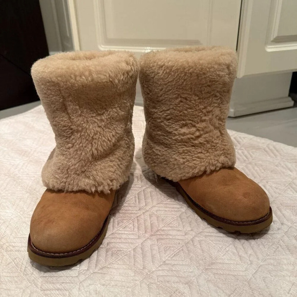 UGGS Size 7 - Picture 1 of 8